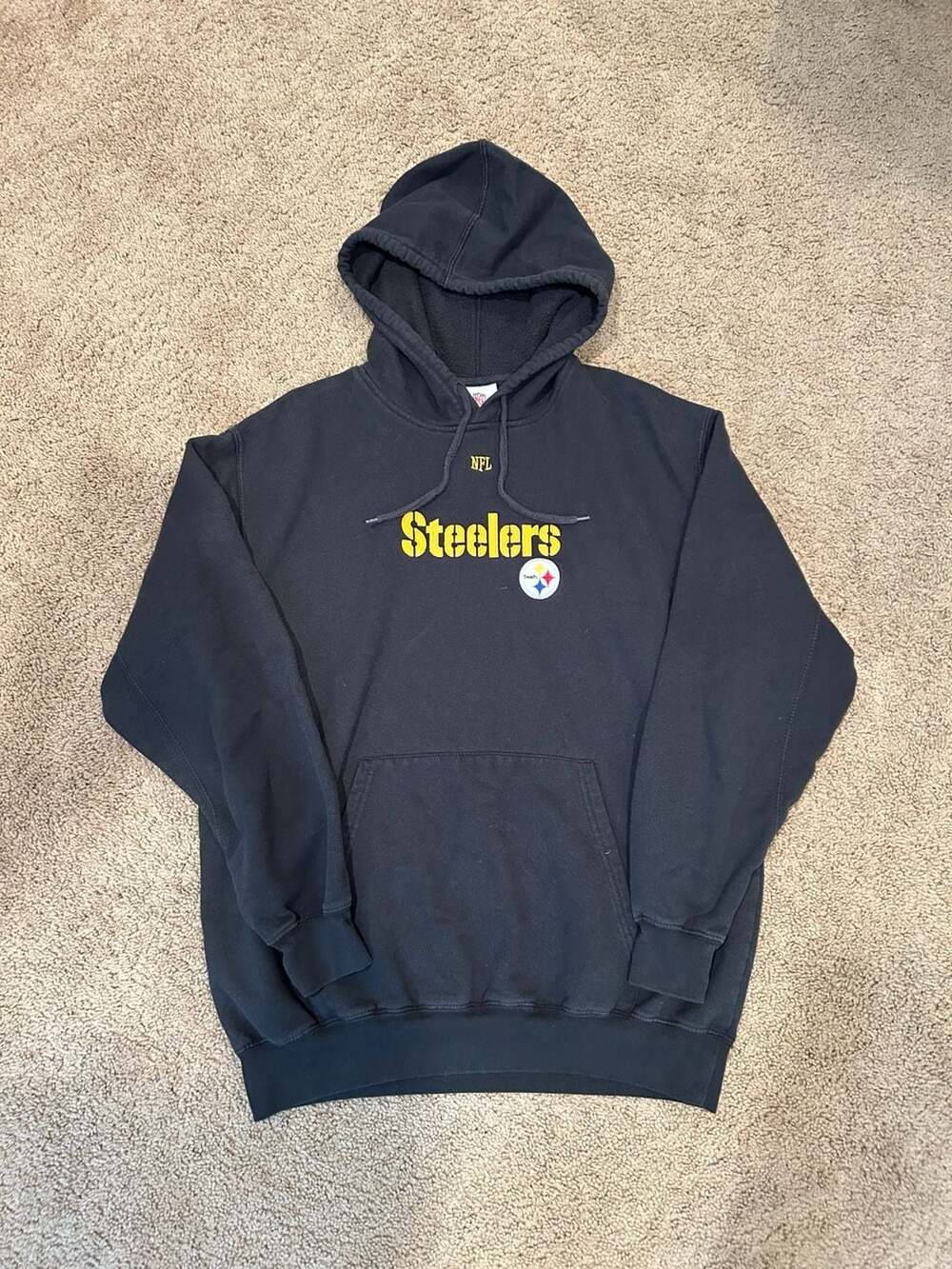 Men’s Small NFL Pittsburgh Steelers Hoodie Black
(Assume size S by measurement)